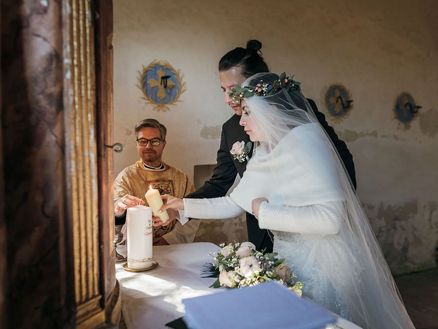 hochzeitsfotos-trauung-fotograf-hochzeit-stift-rein-steiermark-a-wild-emotion-mobil-2026 Intime kirchliche Trauung im Stift Rein bei Graz. Als Hochzeitsfotografen in Graz lieben wir authentische, emotionale und echte Momente.