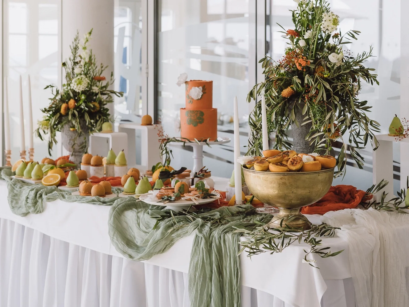 hochzeitstorte-fotograf-authentische-hochzeitsreportage-a-wild-emotion-mobil-2026 Wie soll die Hochzeitstorte aussehen? Moderner Sweet Table mit Hochzeitstorte, süßen Früchten und wunderschöner, romantischer Blumendeko. Unsere Lieblingshochzeit im Burgenland!