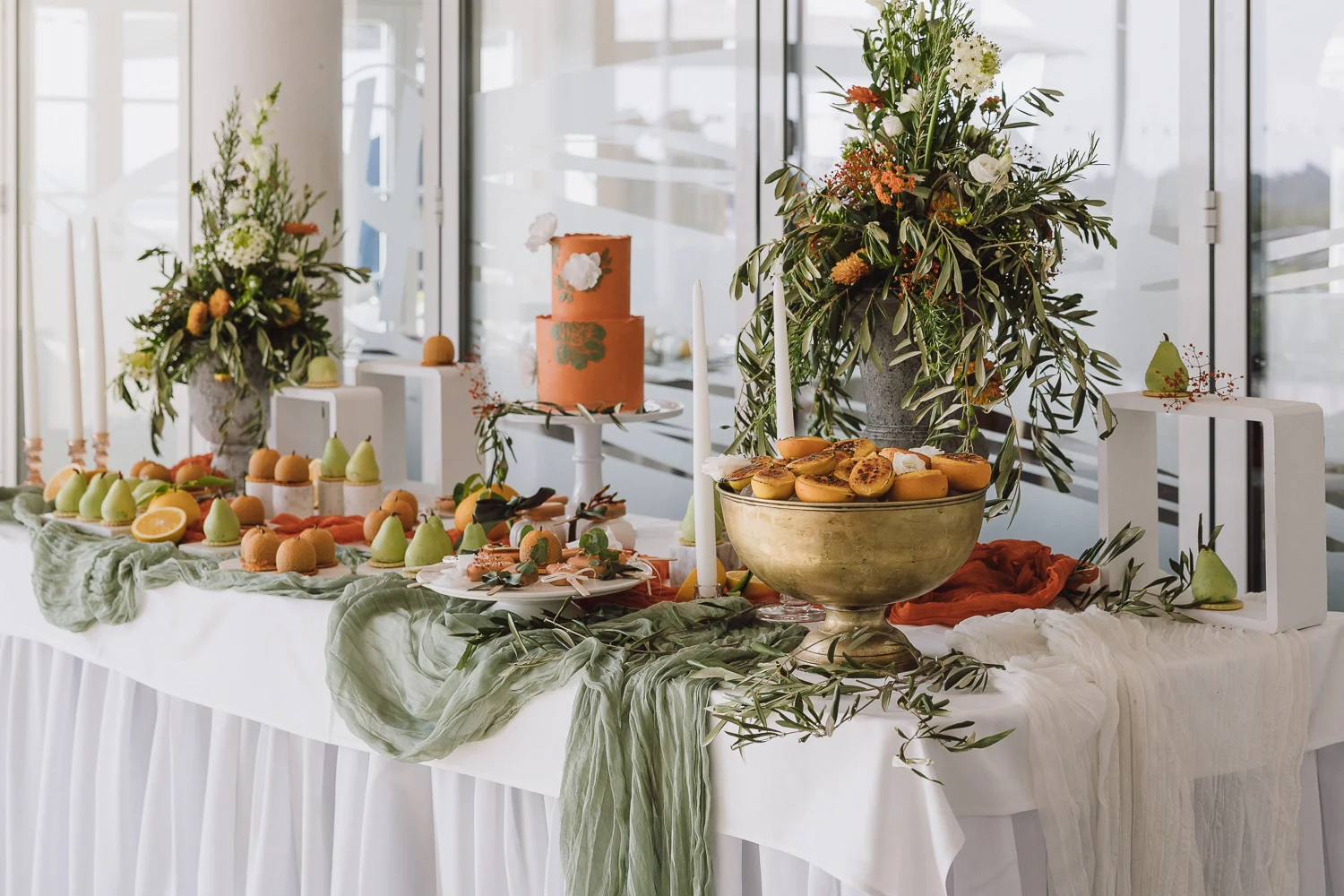 hochzeitstorte-fotograf-authentische-hochzeitsreportage-a-wild-emotion-titel Wie soll die Hochzeitstorte aussehen? Moderner Sweet Table mit Hochzeitstorte, süßen Früchten und wunderschöner, romantischer Blumendeko. Unsere Lieblingshochzeit im Burgenland!