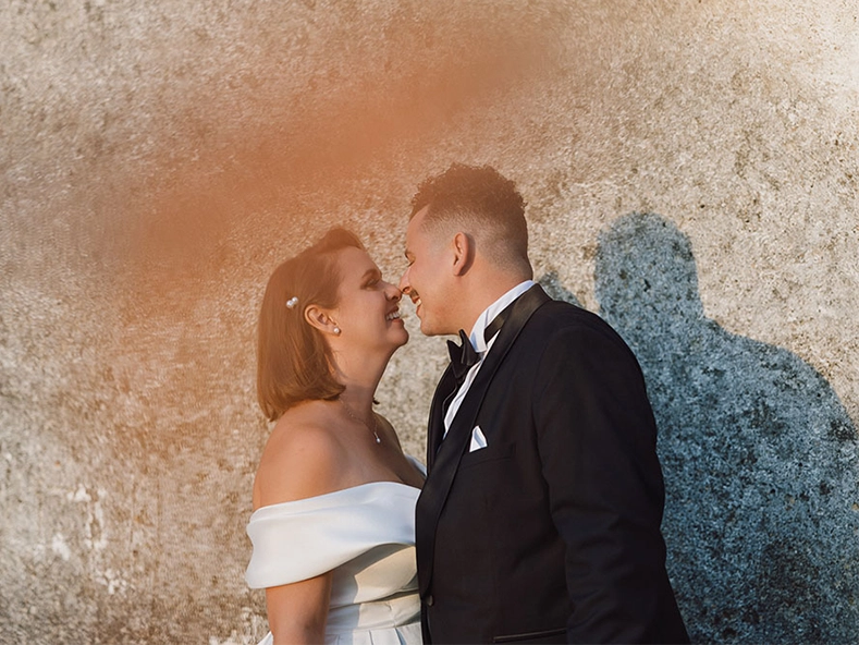 moderne-hochzeit-hannersberg-burgenland-a-wild-emotion-mobil-2026 Du willst ein Sunset-Shooting bei deiner Hochzeit? Stilvolle Hochzeitsportraits im Abendlicht!