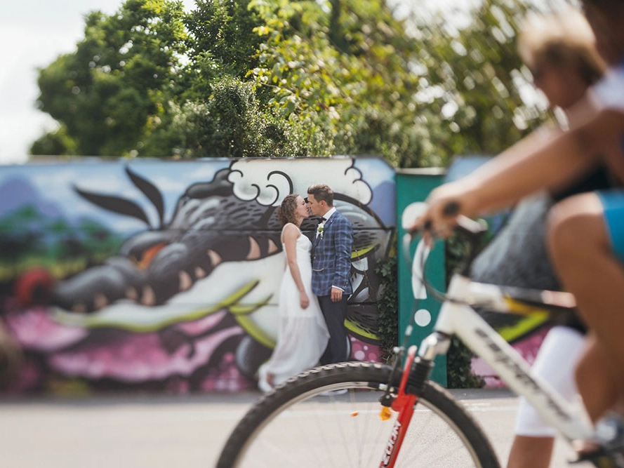 moderne-natuerliche-hochzeitfotos-steiermark-a-wild-emotion-mobil-2026 Moderne Hochzeitsreportagen lassen sich Zeit für euch als Brautpaar, hier vor eine Graffitiwand in der Südoststeiermark
