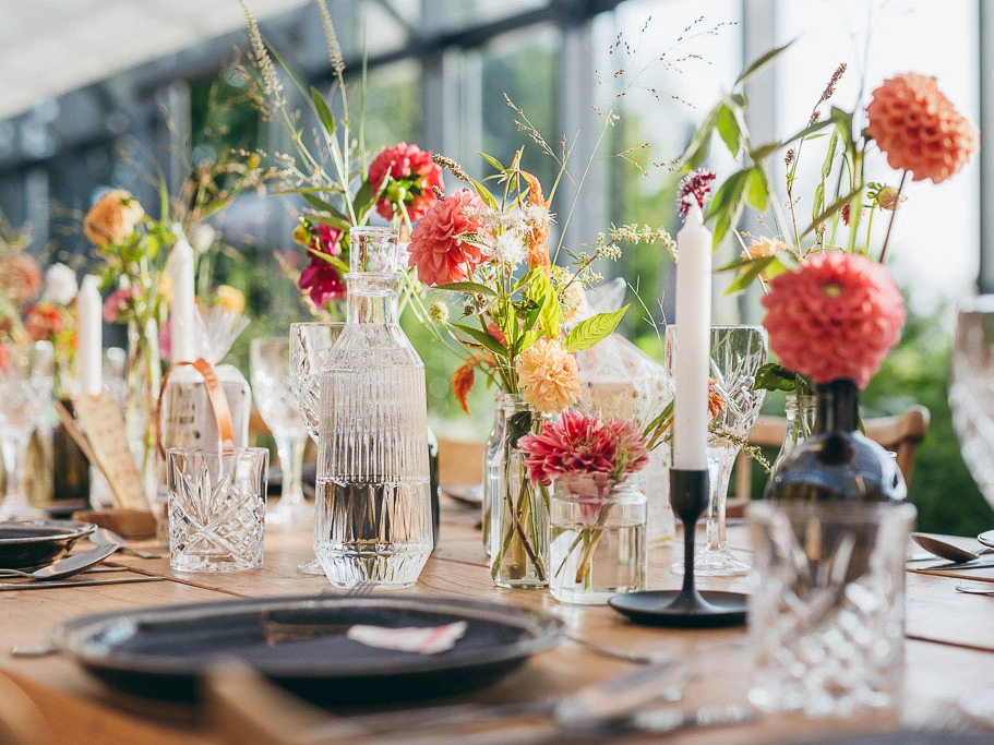 romantische-hochzeitsdeko-hochzeitsfotograf-graz-steiermark-location-vom-huegel-a-wild-emotion-mobil-2026 Romantische Blumendekoration verschönert jede Hochzeit – wir als Hochzeitsfotografen haben uns in diese bezaubernde Deko auf der Hochzeitslocation Vom Hügel – einem Bioblumenbauernhof in der Südoststeiermark – so richtig verliebt