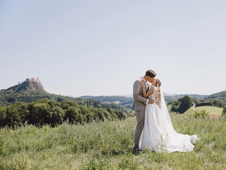 sommerhochzeit-riegersburg-steiermark-hochzeitsfotograf-a-wild-emotion-titel-mobil-2026 Heiraten in Riegersburg – die festliche Riegersburg als wunderschönes Panorama bei den Brautpaarbildern. Mehr Emotion und echtes Leben geht nicht!